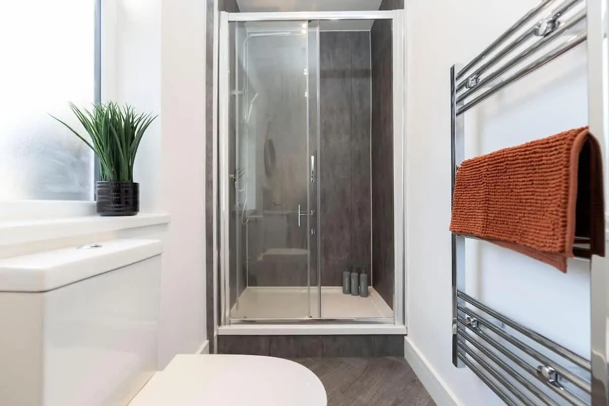 Contractor-Friendly 4-Bed 2-Bath Apartment, Fast Wifi, Central Redcar