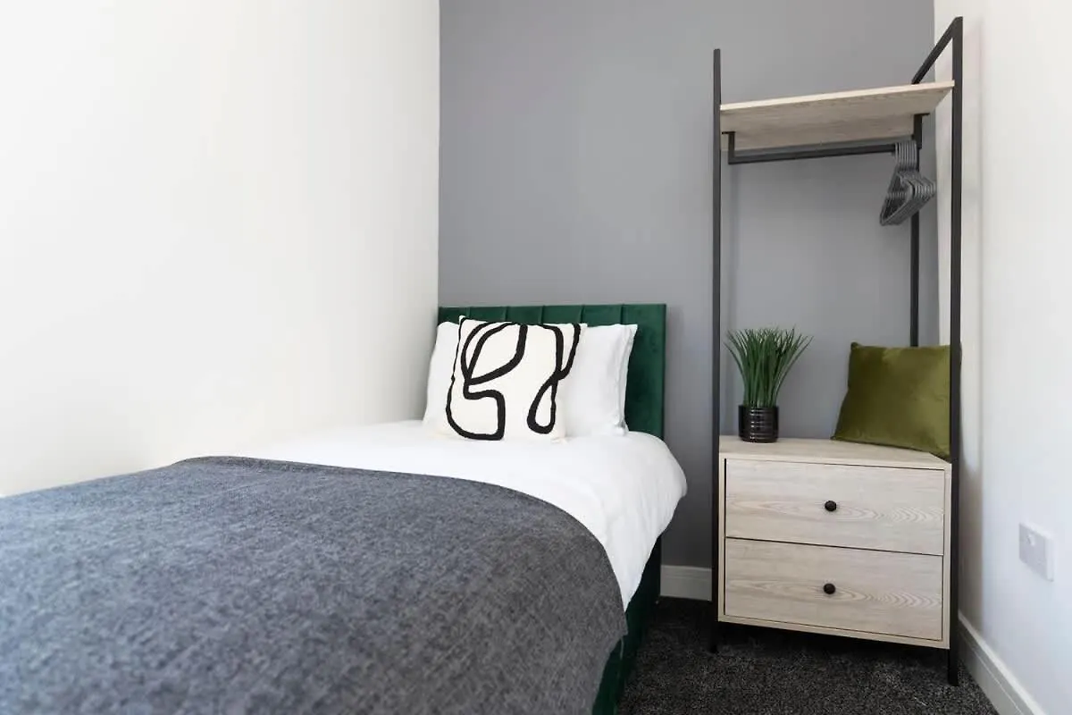 Contractor-Friendly 4-Bed 2-Bath Apartment, Fast Wifi, Central Redcar