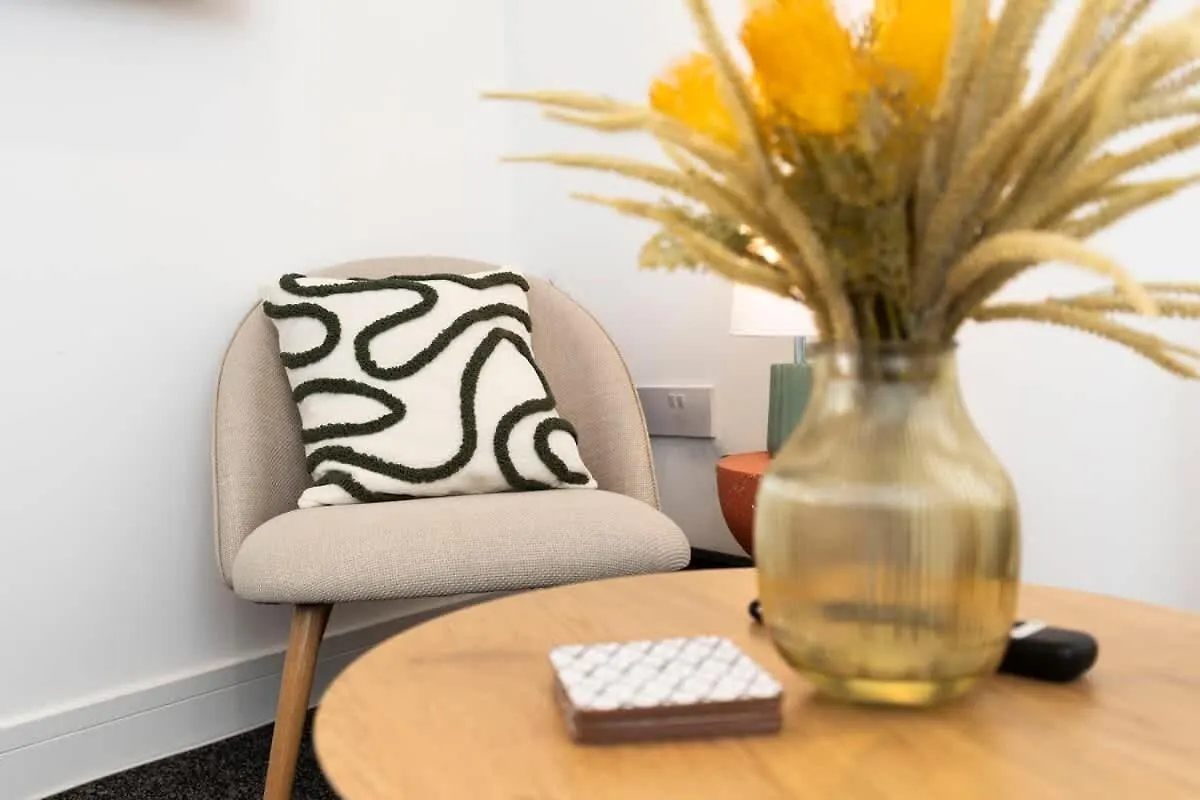 Contractor-Friendly 4-Bed 2-Bath Apartment, Fast Wifi, Central Redcar 0*,