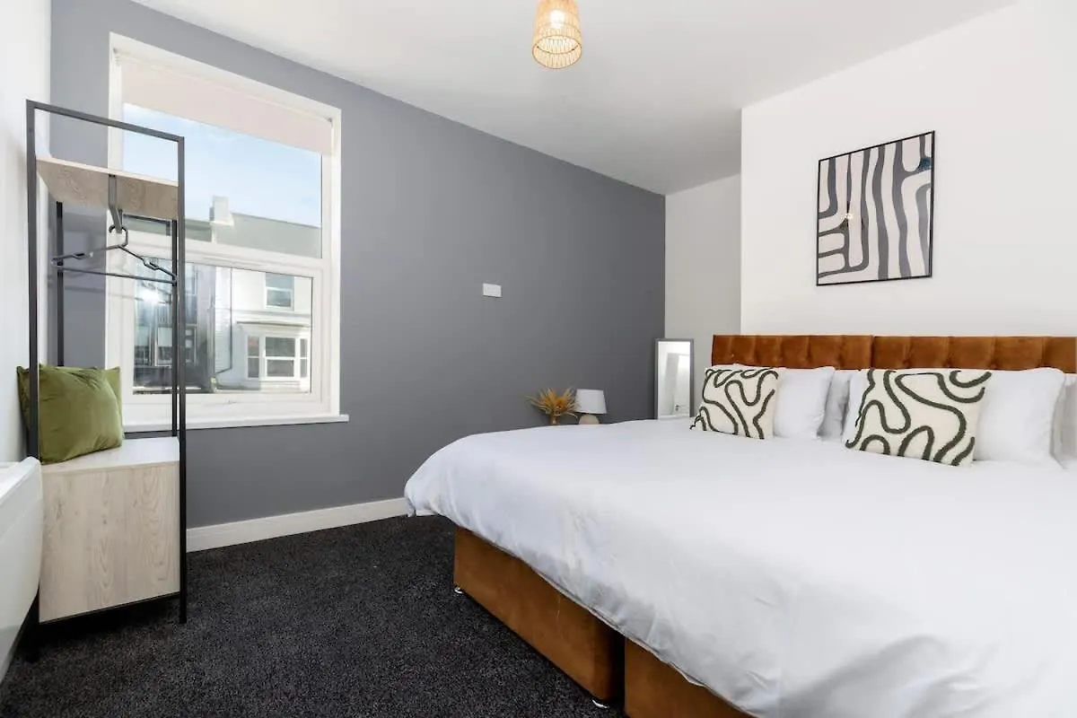 Contractor-Friendly 4-Bed 2-Bath Apartment, Fast Wifi, Central Redcar Appartement