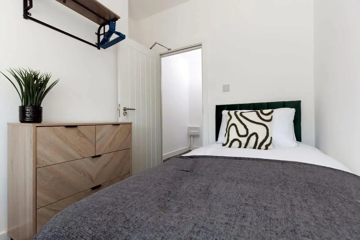 Contractor-Friendly 4-Bed 2-Bath Apartment, Fast Wifi, Central Redcar 0*,